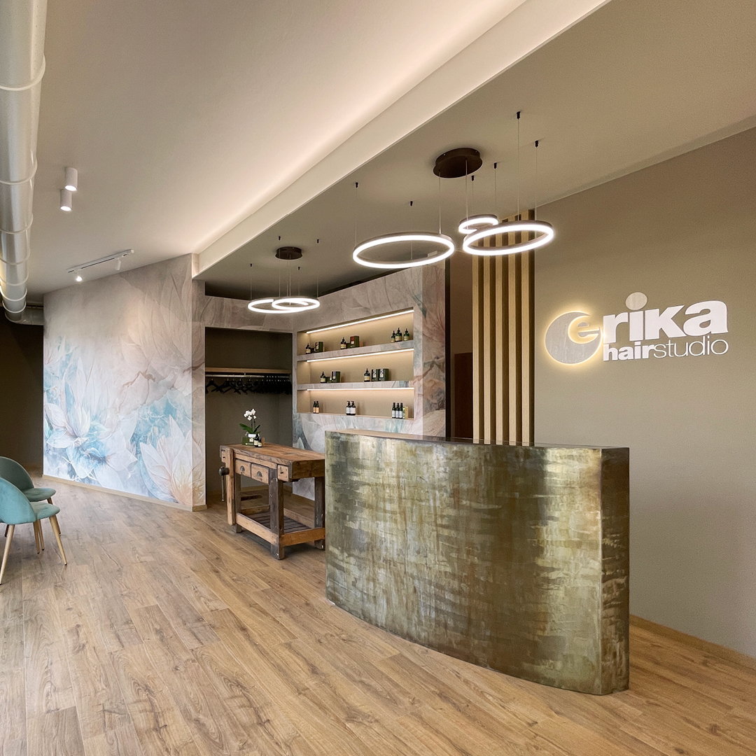 immagine del salone della reception, con bancone in legno e logo del salone illuminato con led